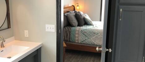 3 habitaciones, escritorio y tabla de planchar con plancha