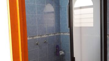 Sèche-cheveux, serviettes fournies, savon, shampoing
