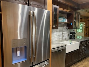 Fridge, microwave, oven, stovetop - 17 miles to Yellowstone, Wifi, Fire pit, Deck (Island Park)