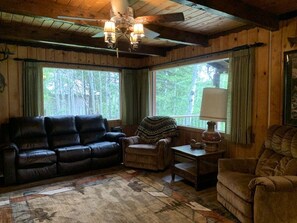 Smart-TV, Kamin, Tischfußball, Bücher