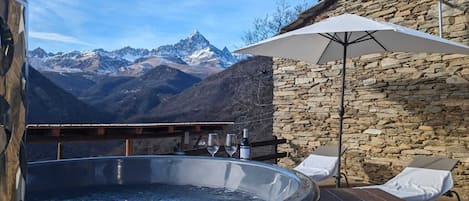 Outdoor spa tub