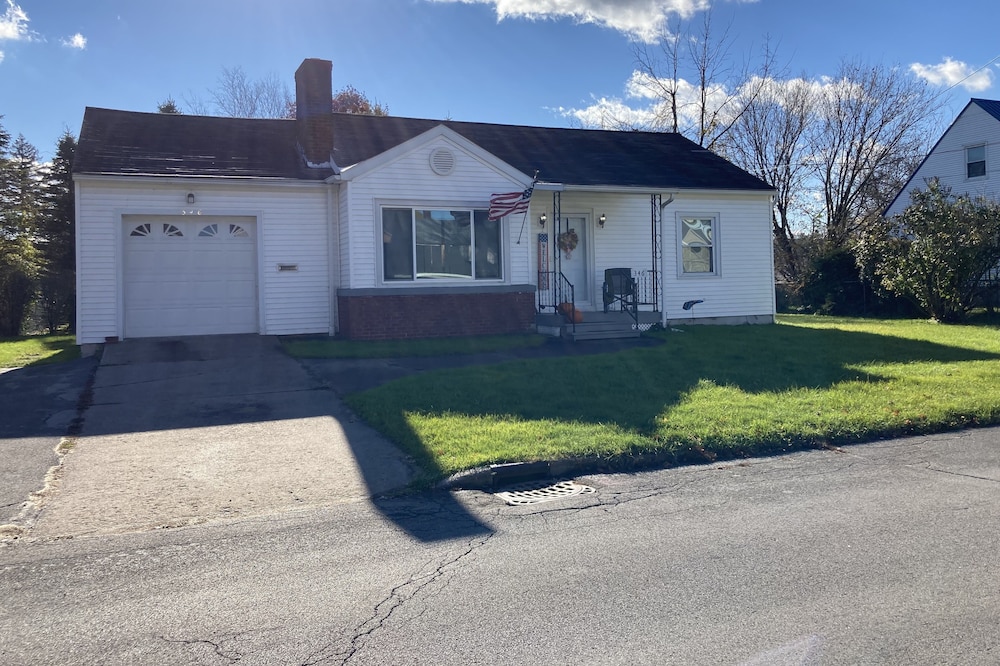 Adorable roomy, Cozy Ranch. Home away from home. Close to Cooperstown, 40min.