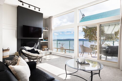 Stunning 2 Bedroom Oceanfront Condo w/ Heated Pool