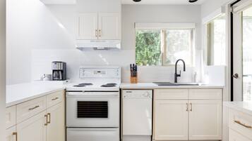 冰箱、微波炉、烤箱、炉灶