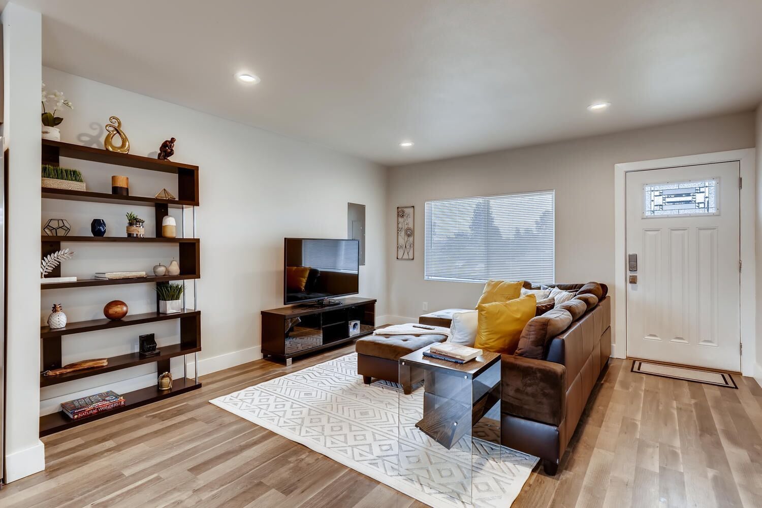 ♫ Gorgeous, Contemporary ♦ 4 BDRM / 2 BATH Home ✨