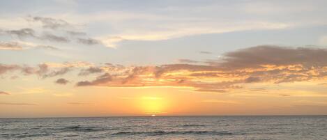 Beach nearby, sun-loungers, beach towels