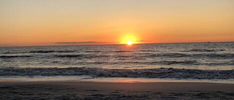 Nära stranden, solstolar och strandhanddukar