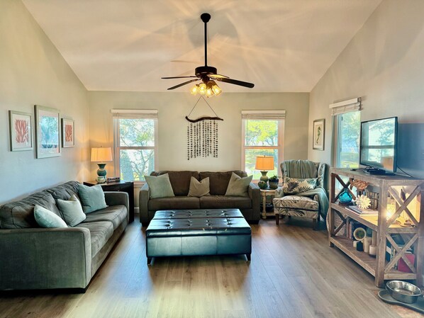 Téléviseur connecté, livres, écran d’ordinateur, imprimante