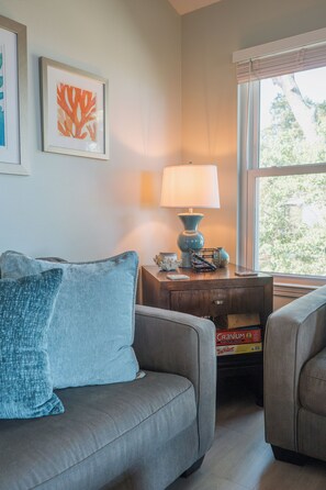 Téléviseur connecté, livres, écran d’ordinateur, imprimante