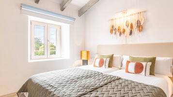 3 slaapkamers, een strijkplank/strijkijzer, gratis wifi, beddengoed