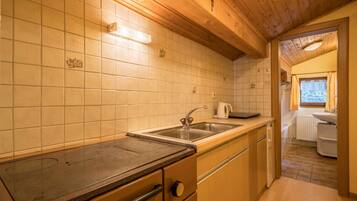 Kühlschrank, Herdplatte, Wasserkocher mit Kaffee-/Teezubehör, Hochstuhl