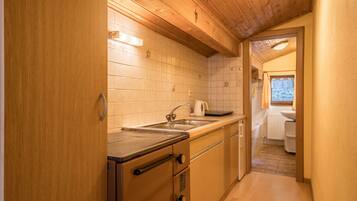 Fridge, stovetop, coffee/tea maker, highchair