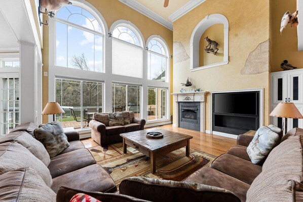 Smart TV, fireplace, Netflix, streaming services