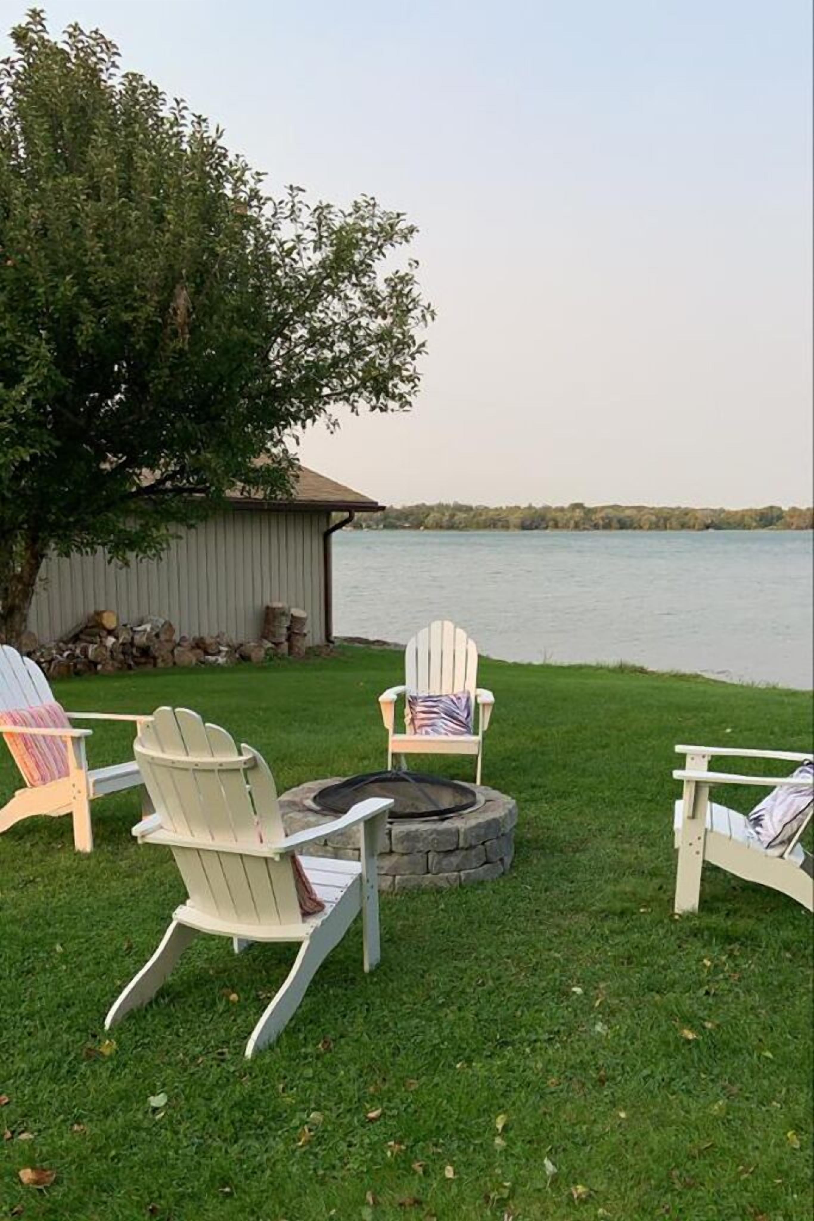 Waterfront Cottage on Lake Scugog by Kawartha Lakes, Little Britain