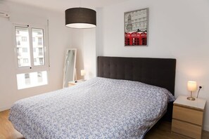 3 chambres, bureau, chambres insonorisées, fer et planche à repasser