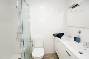 Douche, sèche-cheveux, serviettes fournies, shampoing
