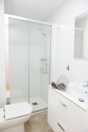 Shower, hair dryer, towels, shampoo - Harbor Views, Sea Breeze & Beach Steps in Denia (Dénia)