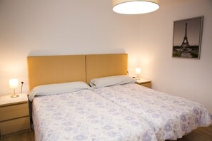 3 chambres, bureau, chambres insonorisées, fer et planche à repasser