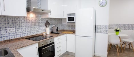 Réfrigérateur, four à micro-ondes, un four, surface de cuisson