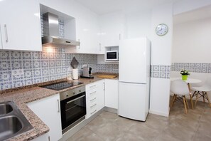 Een koelkast, een magnetron, een oven, een kookplaat