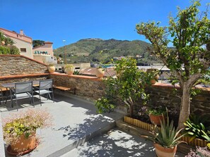 Outdoor dining - House with view of the sea and vineyards; Near coastal path and town center (Port-Vendres)