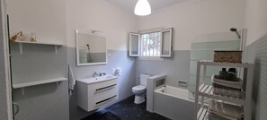 Combined shower/bathtub, hair dryer, towels, soap - House with view of the sea and vineyards; Near coastal path and town center (Port-Vendres)