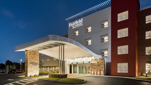 Un hotel Fairfield by Marriott con un diseño moderno, que cuenta con un acceso cubierto y varios pisos.