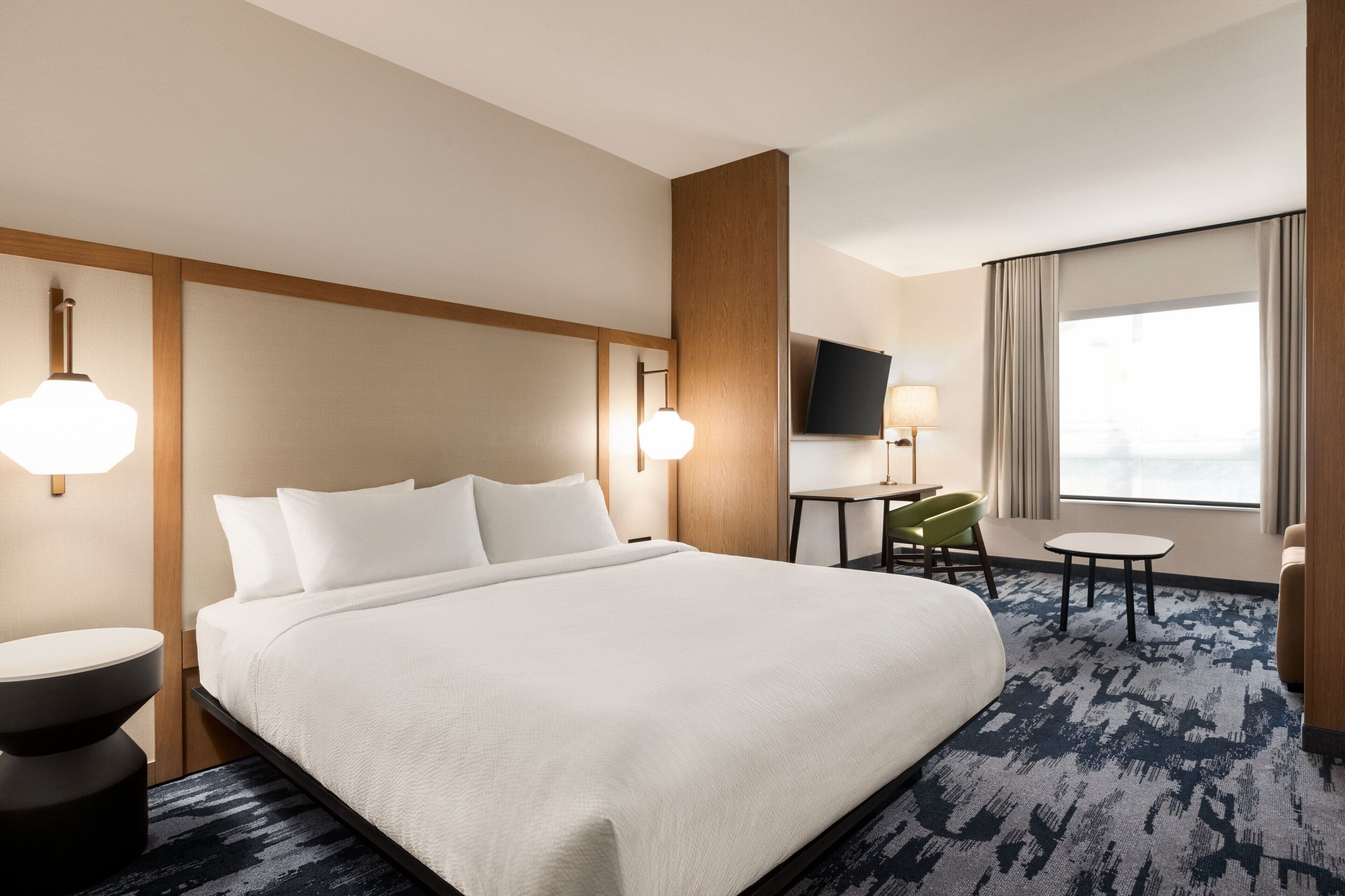 套房, 1 张特大床和 1 张沙发床 | 高档床上用品、记忆海绵床垫、办公桌、笔记本电脑工作区