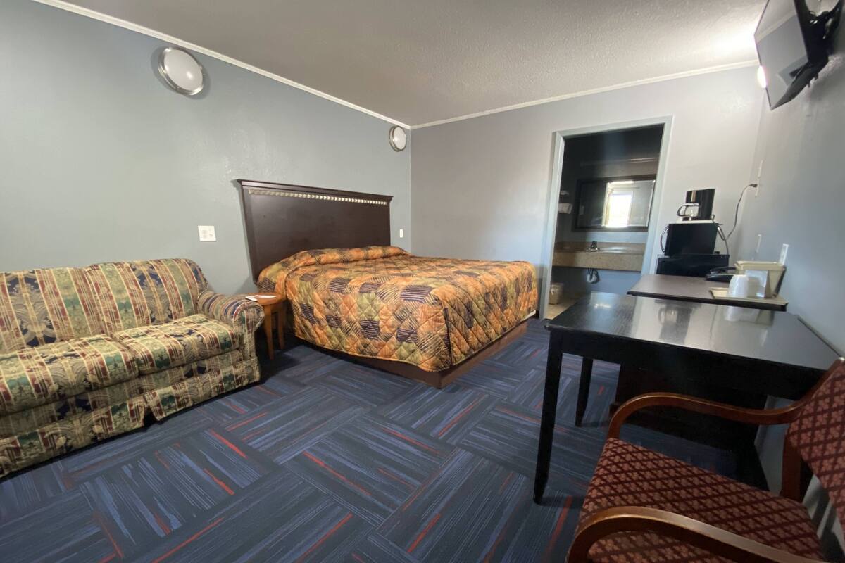 Iron/ironing board, free WiFi, bed sheets