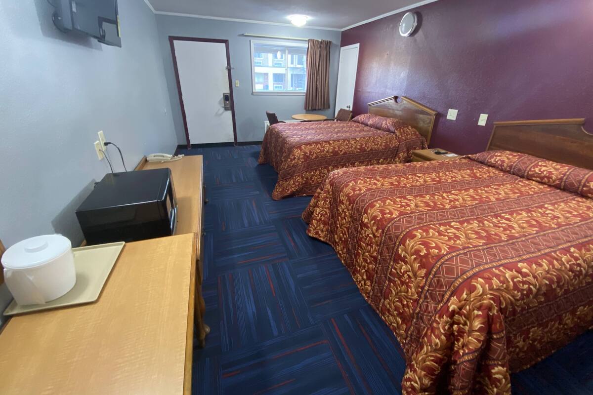 Iron/ironing board, free WiFi, bed sheets
