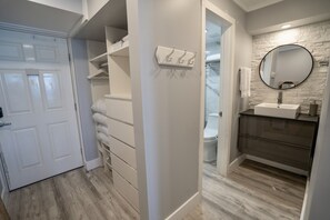 Douche, serviettes fournies, papier toilette