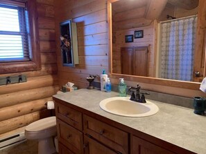 Combined shower/tub, hair dryer, towels