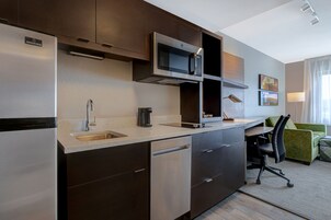 Süit, 1 En Büyük (King) Boy Yatak ve Çekyat | Ücretsiz beşik/çocuk yatağı, ücretsiz kablosuz İnternet, çarşaf takımı 