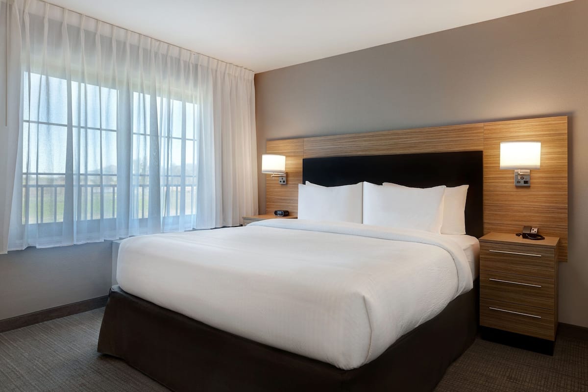 Suite, 1 Tempat Tidur King dengan tempat tidur Sofa, Bebas Asap Rokok | 1 kamar tidur, tempat tidur bayi gratis, Wi-Fi gratis, dan seprai linen