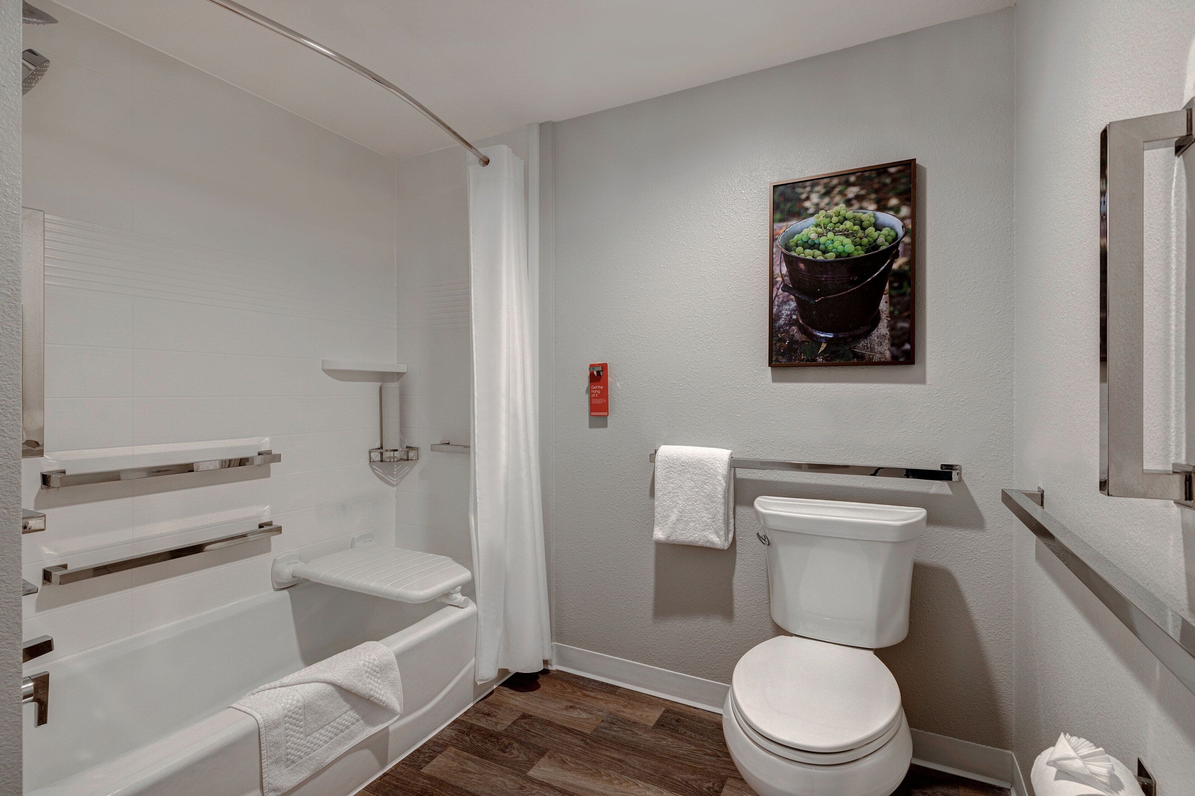 Une salle de bain moderne avec une baignoire, des toilettes et un rideau de douche.