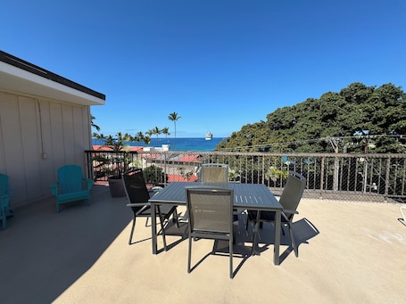 Outdoor dining. Heart of Kona Ocean View Condo w/ Pool, Oversized Lanai,