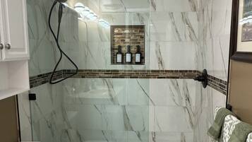 Een douche, een haardroger, handdoeken, zeep
