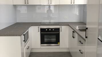 Grand réfrigérateur, micro-ondes, four, plaque de cuisson