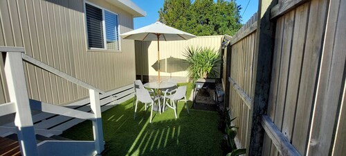 MODERN CLEAN PET FRIENDLY VILLA, SHORT STROLL TO BONGAREE FORESHORE,CAFES,CLUBS