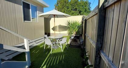 MODERN CLEAN PET FRIENDLY VILLA, SHORT STROLL TO BONGAREE FORESHORE,CAFES,CLUBS