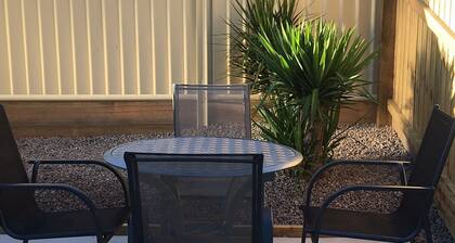 MODERN CLEAN PET FRIENDLY VILLA, SHORT STROLL TO BONGAREE FORESHORE,CAFES,CLUBS