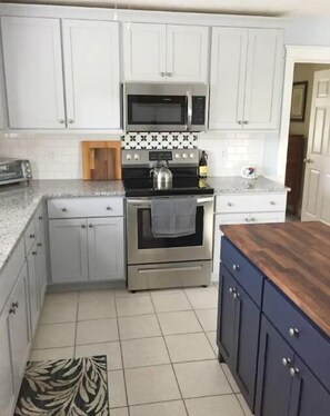 ثلاجة، ميكروويف، فرن، موقد طهي مسطح