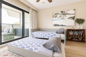 2 bedrooms, iron/ironing board, travel cot, WiFi - Park Shore Resort-Top Floor BLDG J #455-Great View (Park Shore Resort)