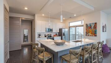 Jääkaappi, mikroaaltouuni, uuni, liesi