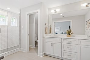 Combined shower/bathtub, hair dryer, towels