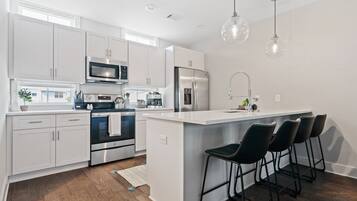 Jääkaappi, mikroaaltouuni, uuni, liesi