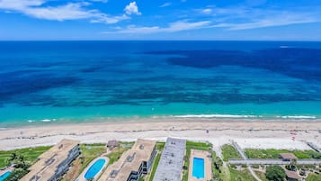Plage, chaises longues, serviettes de plage