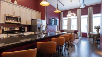 Réfrigérateur, micro-ondes, four, plaque de cuisson