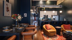 Un interior moderno con comedor, cocina y zona de estar.
