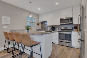 Jääkaappi, mikroaaltouuni, uuni, liesi